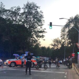 Incidente stradale in via Carracci, grave motociclista