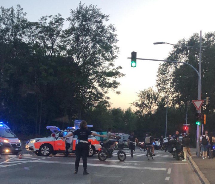 Incidente stradale in via Carracci, grave motociclista