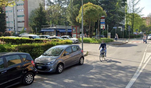 Apre la portiera e fa cadere una bici, ciclista ferito in viale Felsina