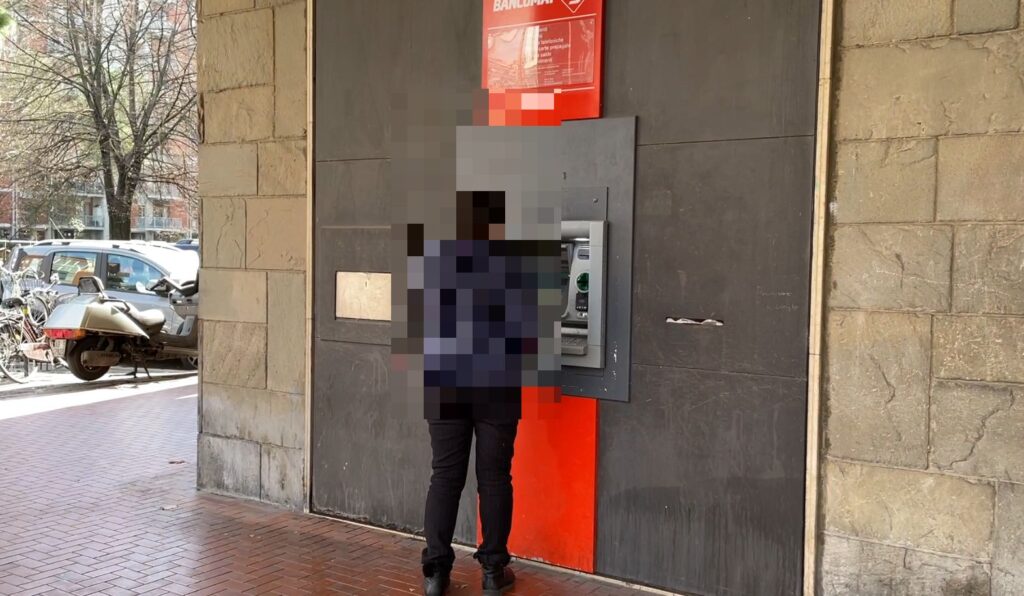 Deruba un 84enne al bancomat, inseguito e arrestato