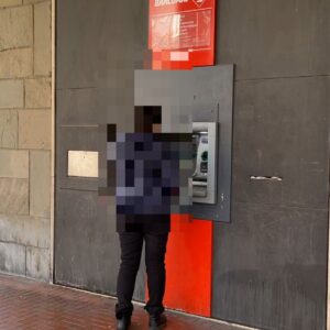 Deruba un 84enne al bancomat, inseguito e arrestato