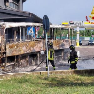 Autobus a fuoco al Cantagallo
