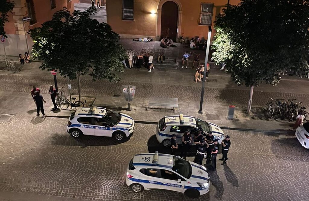 Dopo gli schiamazzi insultano gli agenti, ubriachi nei guai