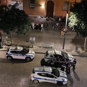 Dopo gli schiamazzi insultano gli agenti, ubriachi nei guai