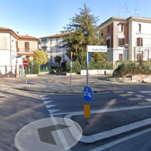 Scontro tra bici sulla ciclabile, 27enne è in rianimazione