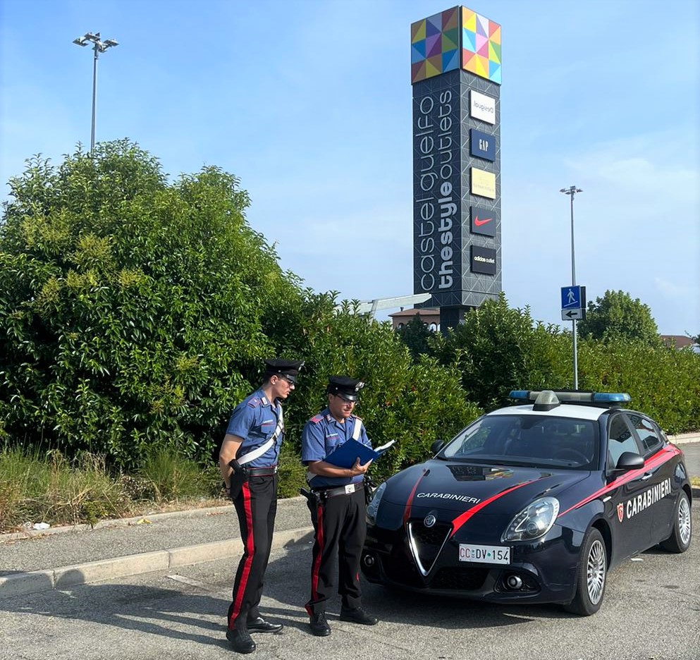 Lasciano neonato in auto per fare shopping, genitori denunciati