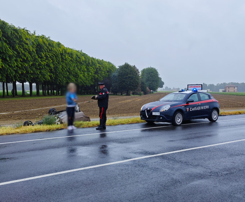 Auto finisce nel canale dopo un tamponamento