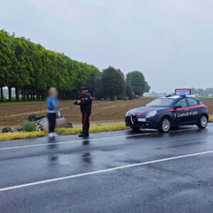 Auto finisce nel canale dopo un tamponamento