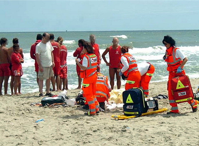 Bolognese muore in spiaggia dopo un malore