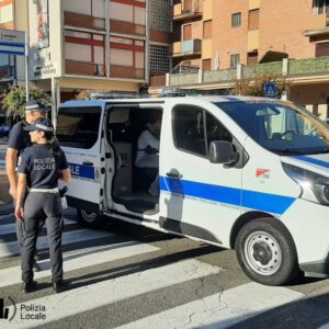 Stava distruggendo una bike sharing, è stato denunciato dalla Polizia Locale