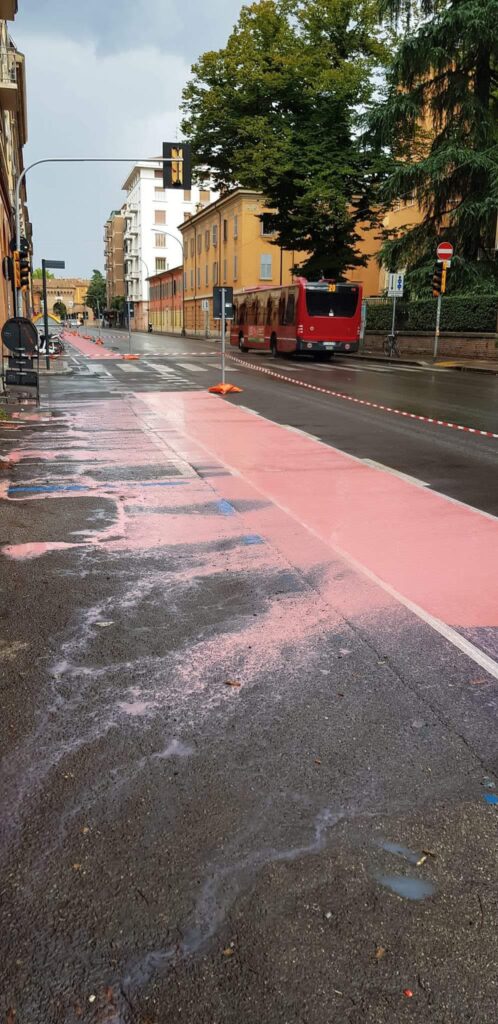 Ciclabile Saragozza, ci si mette anche la pioggia