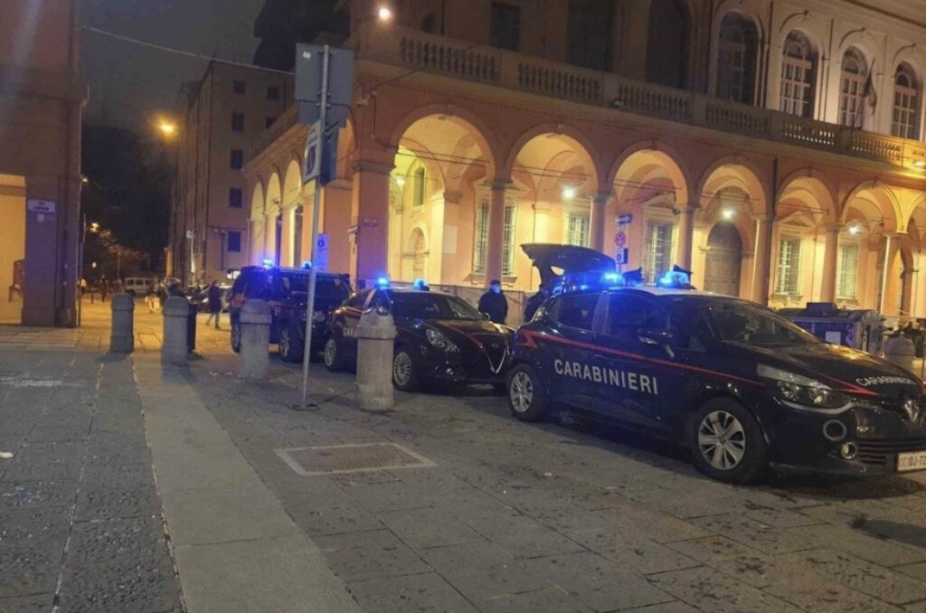Accoltellato alla gola in Piazza Verdi