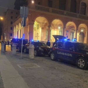 Accoltellato alla gola in Piazza Verdi