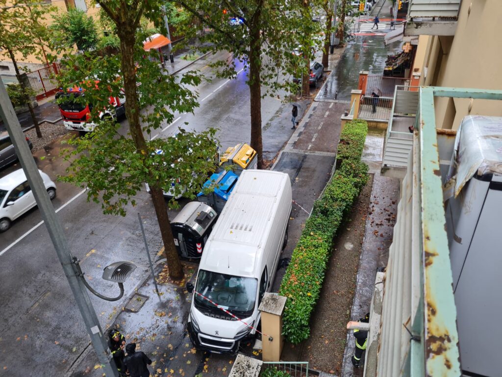 Furgone urta automobile e sfonda muretto, fortunatamente non c’erano passanti