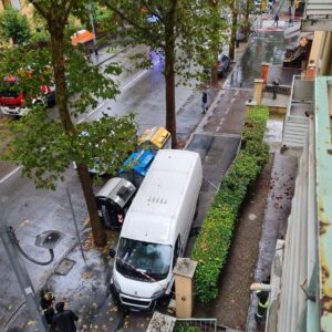 Furgone urta automobile e sfonda muretto, fortunatamente non c’erano passanti