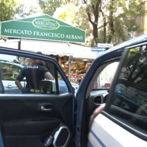 Sfugge alla polizia, spacciatore inseguito e arrestato al mercato