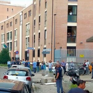 Esplosione in un negozio di via Magazzari, operaio gravemente ustionato