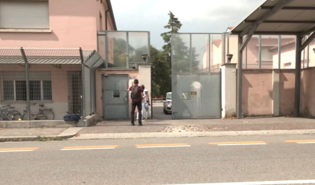 Rissa per la mensa al Cas di Bologna