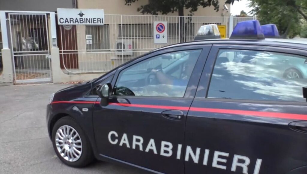 Ai domiciliari, chiama il 112 e chiede ai carabinieri di sparargli