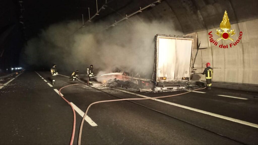 Brucia un semirimorchio sulla Direttissima, code verso Firenze