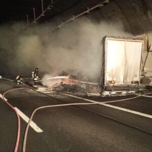 Brucia un semirimorchio sulla Direttissima, code verso Firenze