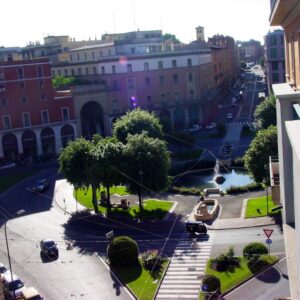 Ladro strappa la collanina a turista, ma la perde