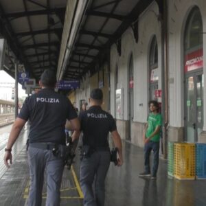 Corre sui binari, gli agenti lo fermano con il taser