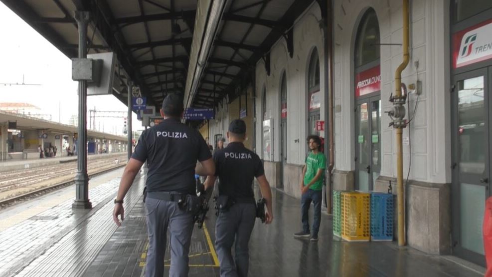 Corre sui binari, gli agenti lo fermano con il taser