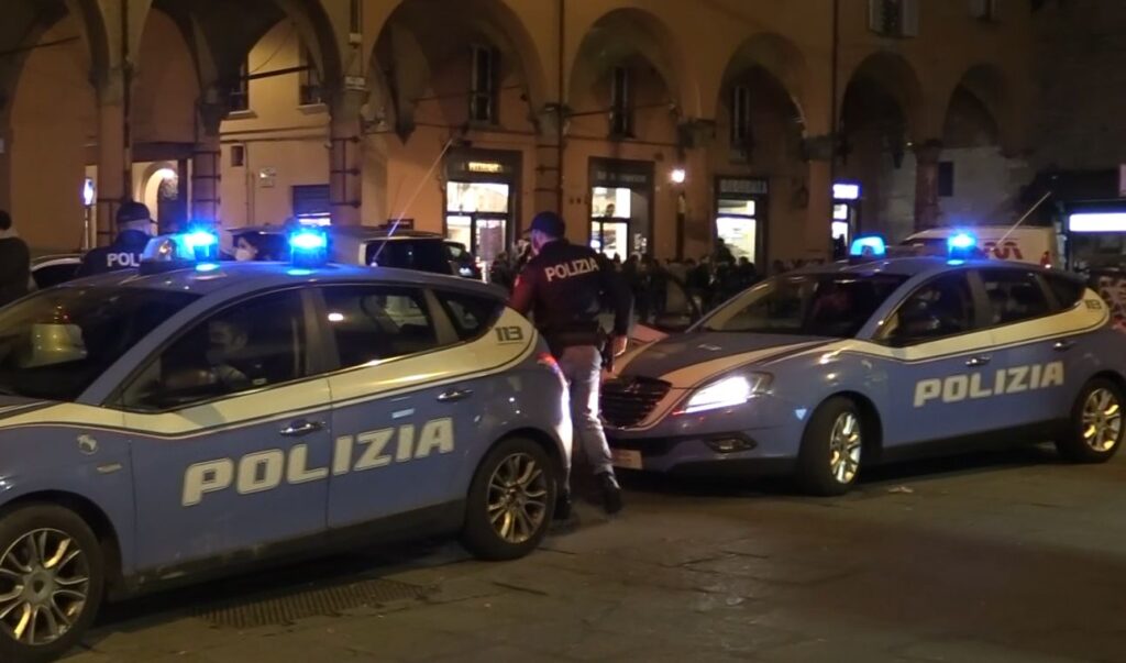 Rapina un passante in Piazza Verdi, la polizia lo arresta