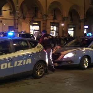 Rapina un passante in Piazza Verdi, la polizia lo arresta