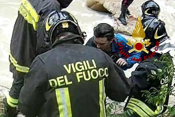 Scivola in un torrente a Monte San Pietro, 15enne salvato da vigili del fuoco