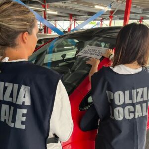 Due tassisti abusivi ‘pizzicati’ in aeroporto a Bologna