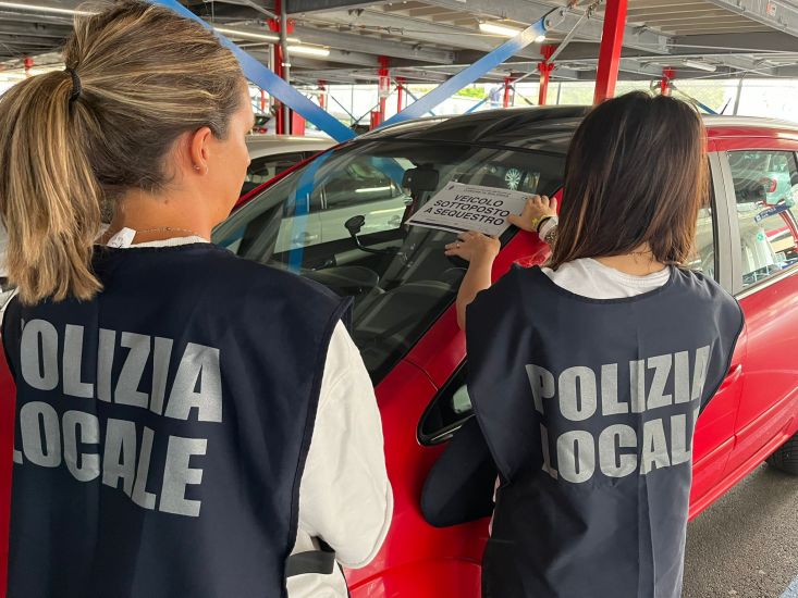 Due tassisti abusivi ‘pizzicati’ in aeroporto a Bologna