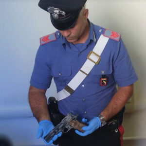 Puntò la pistola in faccia a una donna, identificato e denunciato