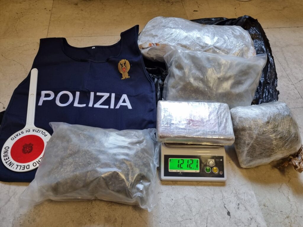 Tre chili di droga fra la casa e la macchina