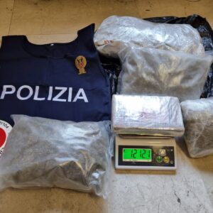 Tre chili di droga fra la casa e la macchina