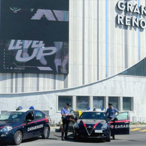 Un guardone al centro commerciale