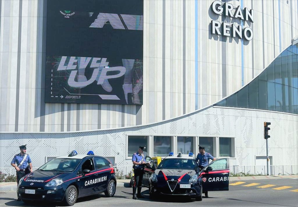 Un guardone al centro commerciale