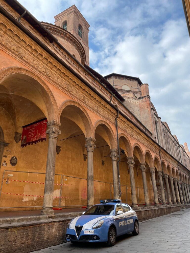 Rissa tra stranieri in centro a Bologna, uno finisce in ospedale