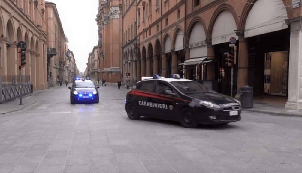 Atti osceni in pieno centro, 48enne denunciato a Bologna