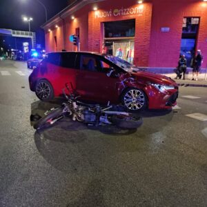 Scontro auto-moto in via Zanardi. Grave un 17enne