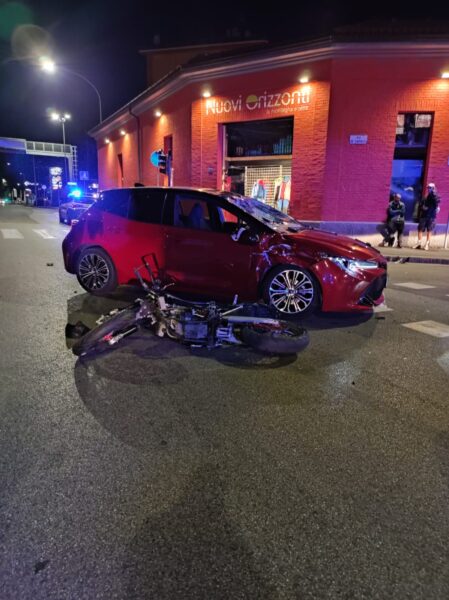Scontro auto-moto in via Zanardi. Grave un 17enne