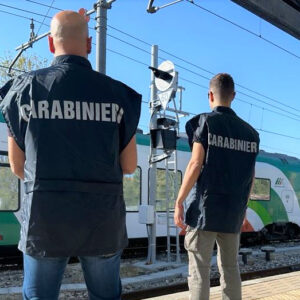 Rischio disastro ferroviario: due minori danneggiano per gioco i segnali della ferrovia di Budrio