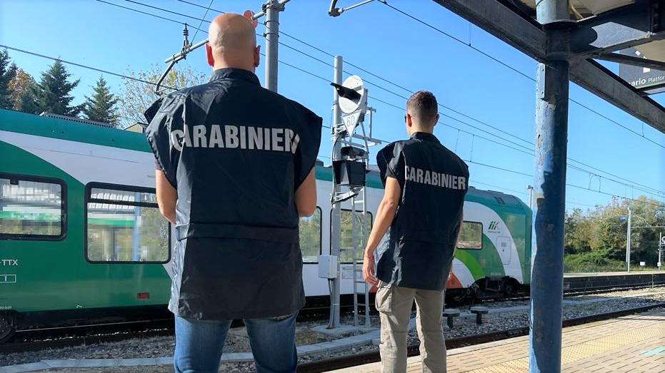 Rischio disastro ferroviario: due minori danneggiano per gioco i segnali della ferrovia di Budrio