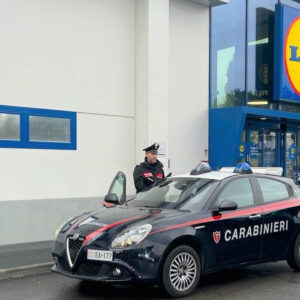 Molesta cassiera poi rapina supermercato