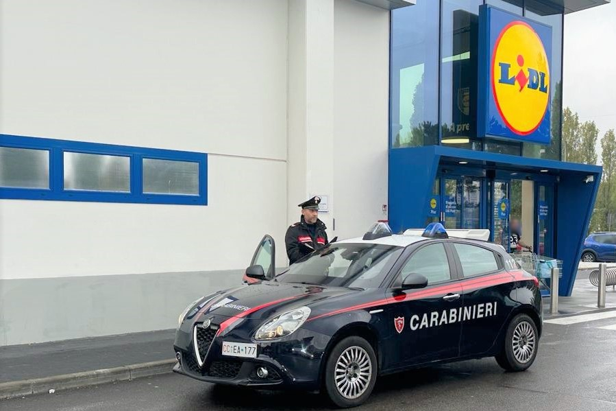 Molesta cassiera poi rapina supermercato