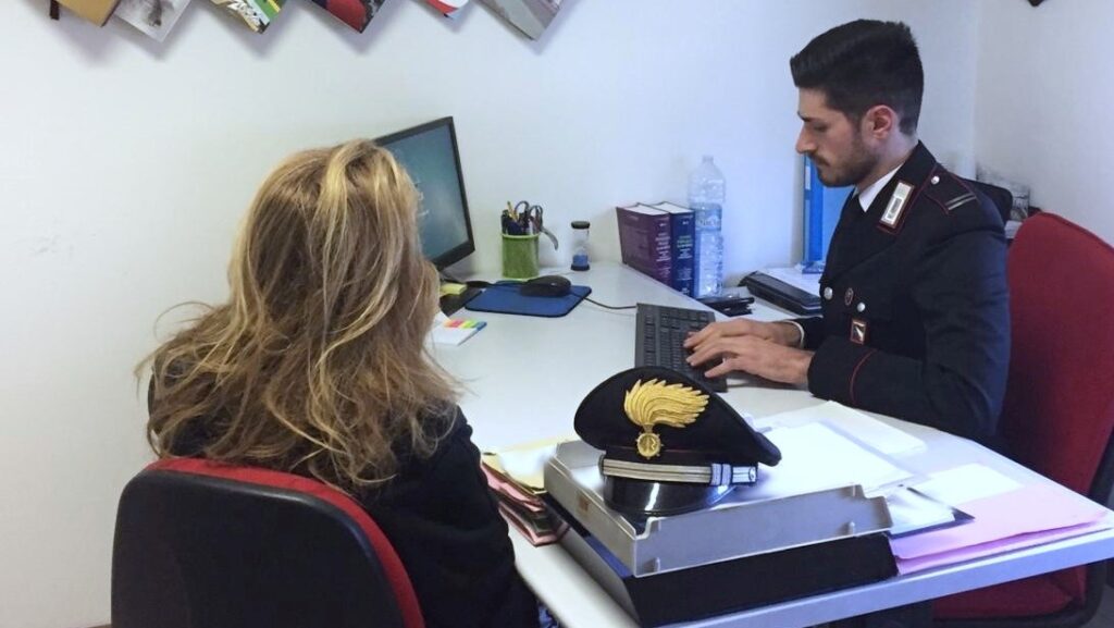 Ruba l’auto e il telefonino alla fidanzata, arrestato