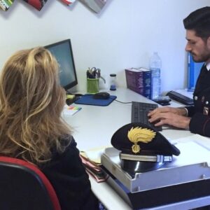 Ruba l’auto e il telefonino alla fidanzata, arrestato