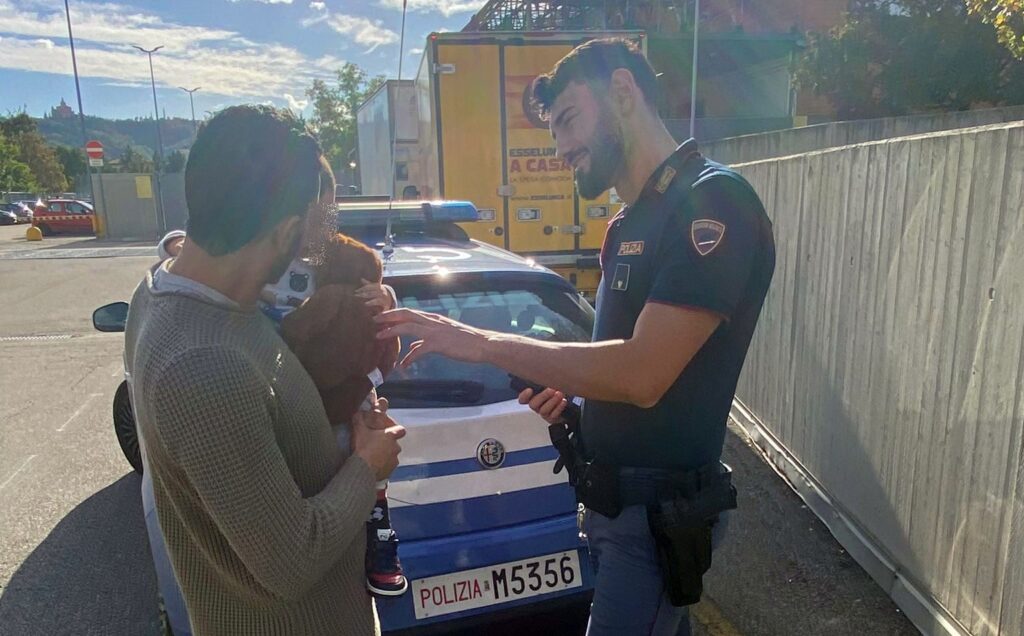 Agente fuori servizio fa la spesa con il figlio e blocca un rapinatore