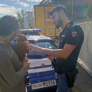 Agente fuori servizio fa la spesa con il figlio e blocca un rapinatore